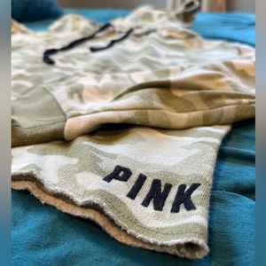 PINK cropped pullover with hood camouflage print - SM